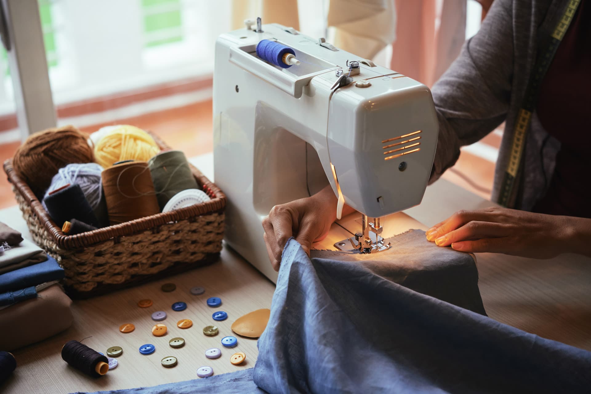 Mueble máquina de coser y planchado blanca